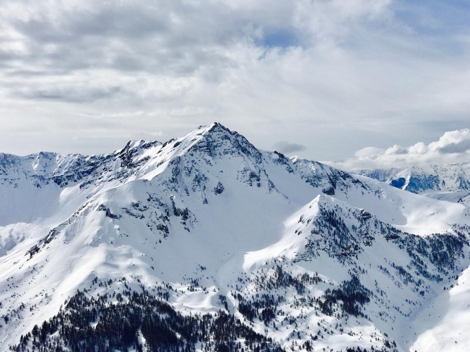 Free Image of Snow-covered mountains under the cloudy sky view 