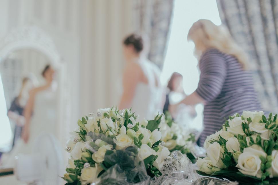 Free Image of Bride getting ready with bouquets in focus image 