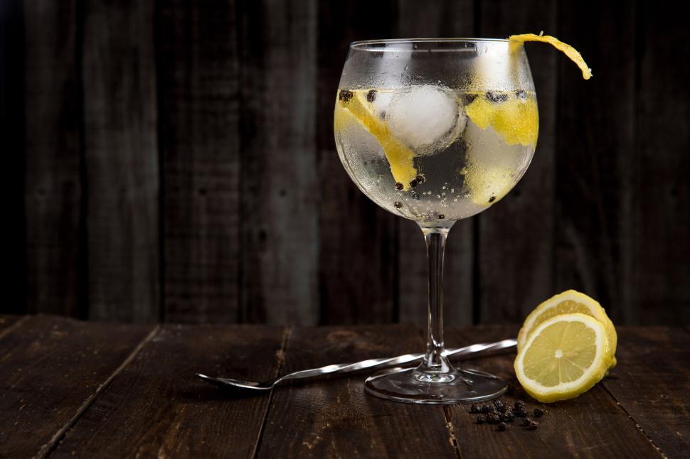 Free Image of Lemon cocktail in a glass with ice and garnishments 
