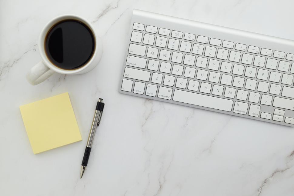 Free Image of Office desk setup with keyboard and coffee cup 