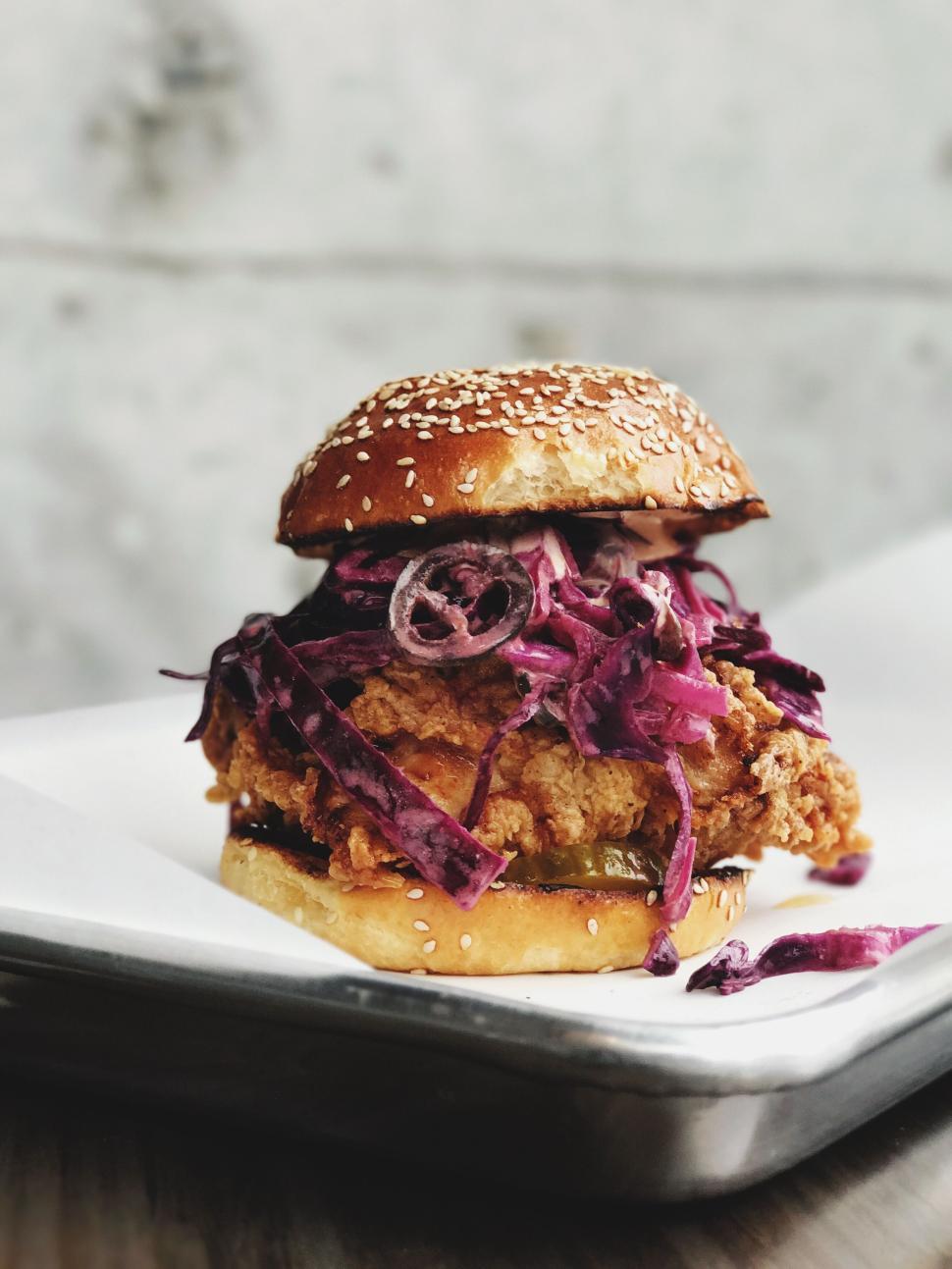 Free Image of Crunchy fried chicken sandwich with vibrant purple coleslaw 