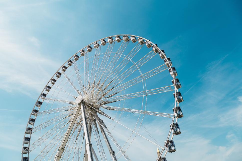 Free Image of Gigantic Ferris wheel under a clear blue sky during daytime 