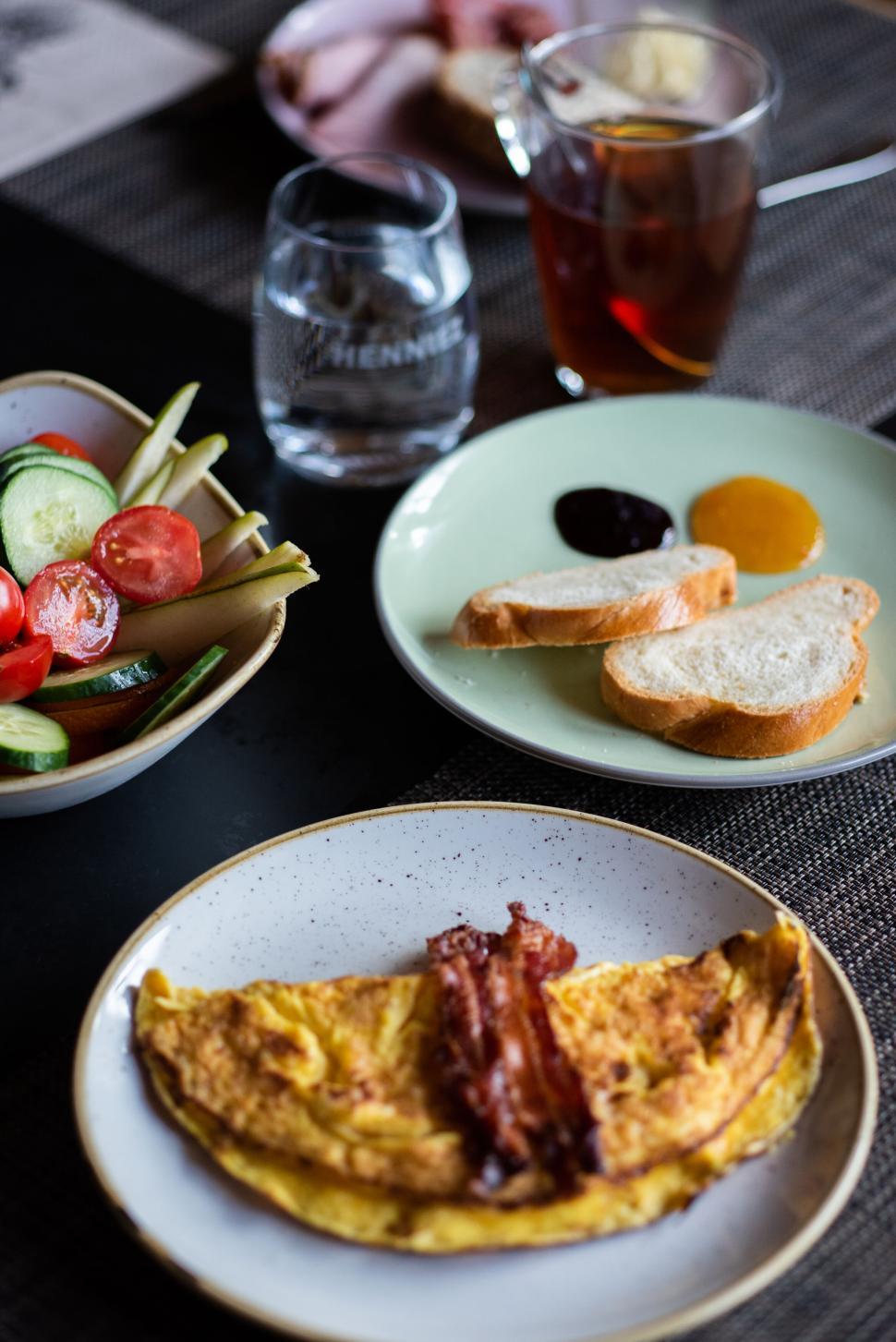Free Image of Delicious breakfast with omelette and fresh vegetables 