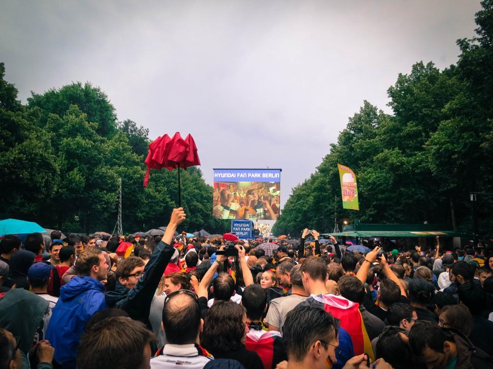 Free Image of Crowded event with people gathered at outdoor festival. 