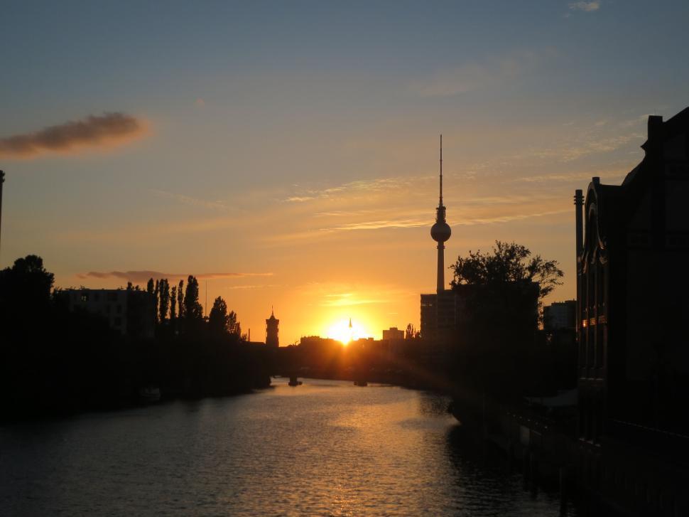 Free Image of Beautiful urban sunset with striking silhouette of buildings 