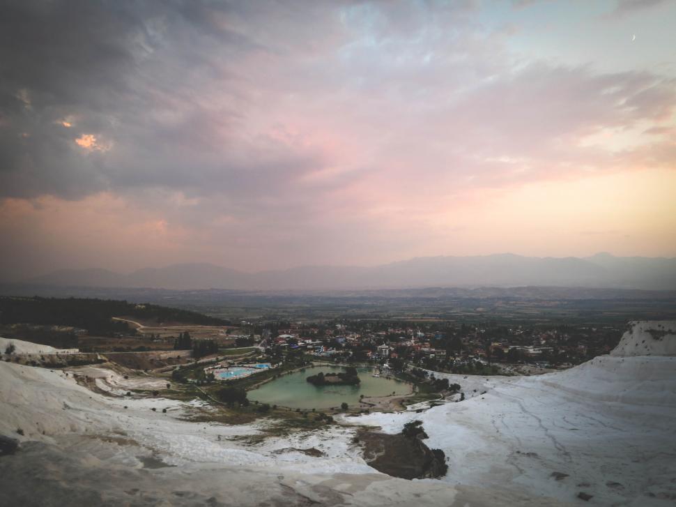 Free Image of Mesmerizing view of vast landscape during dusk 