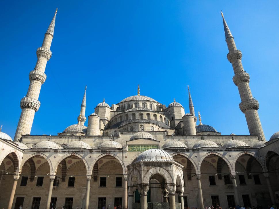 Free Image of Famous mosque with several minarets under blue sky 