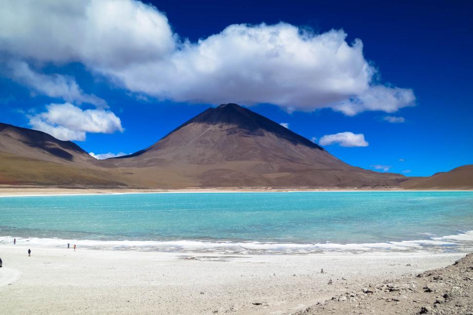 Free Image of Turquoise lake with mountain and clear blue sky 