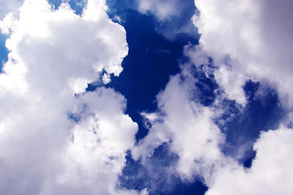 Free Image of White clouds blue sky 