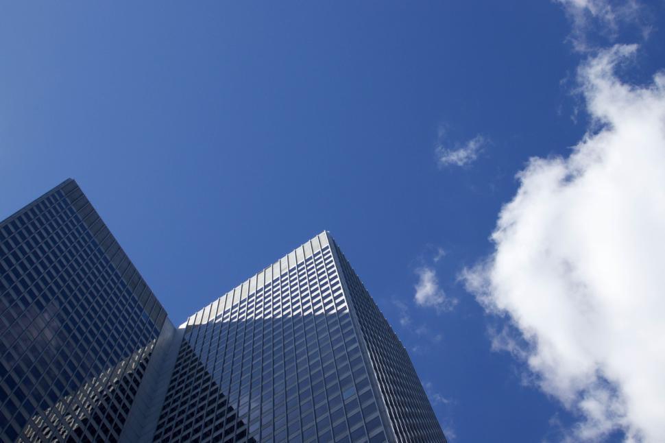 Free Image of Tall modern skyscraper against a clear blue sky 
