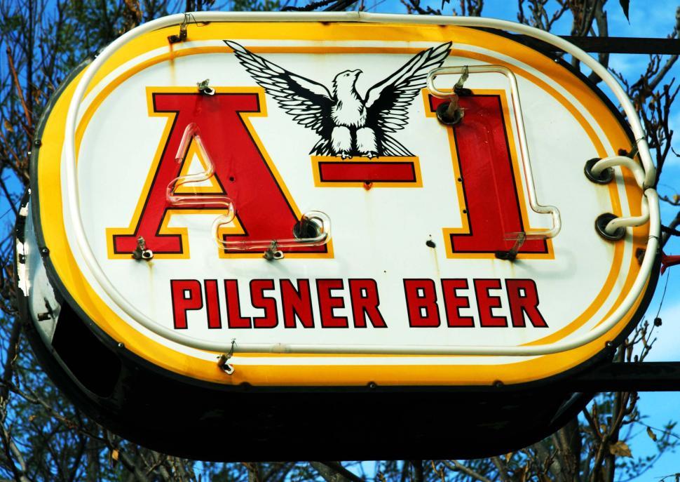 Free Image of Neon beer sign 