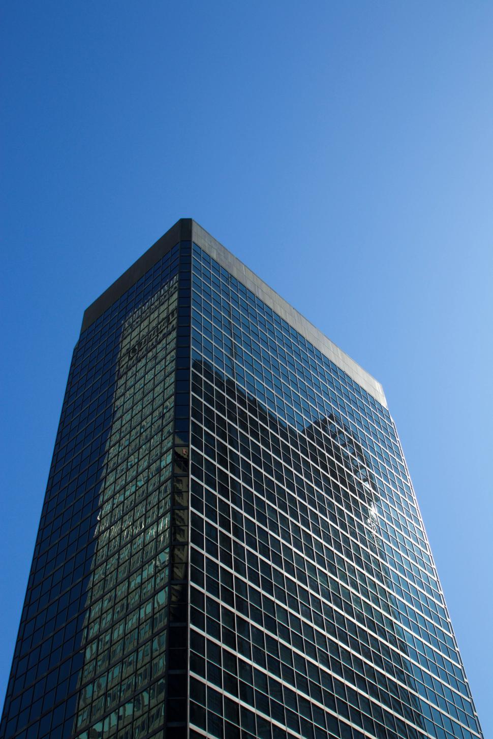 Free Image of Tall modern skyscraper against a clear blue sky 