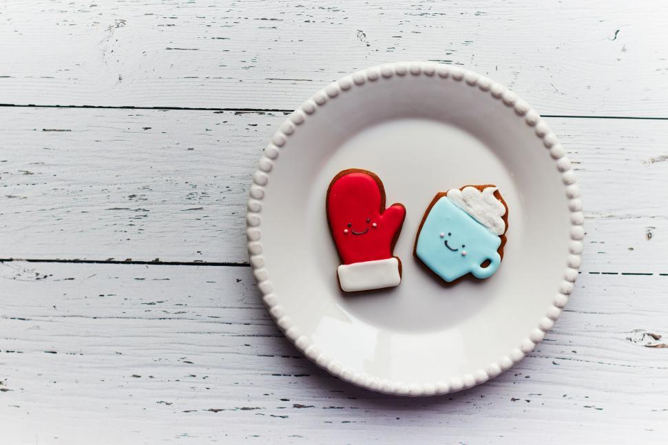 Free Image of Cute mitten and cup cookies on a white plate background. 