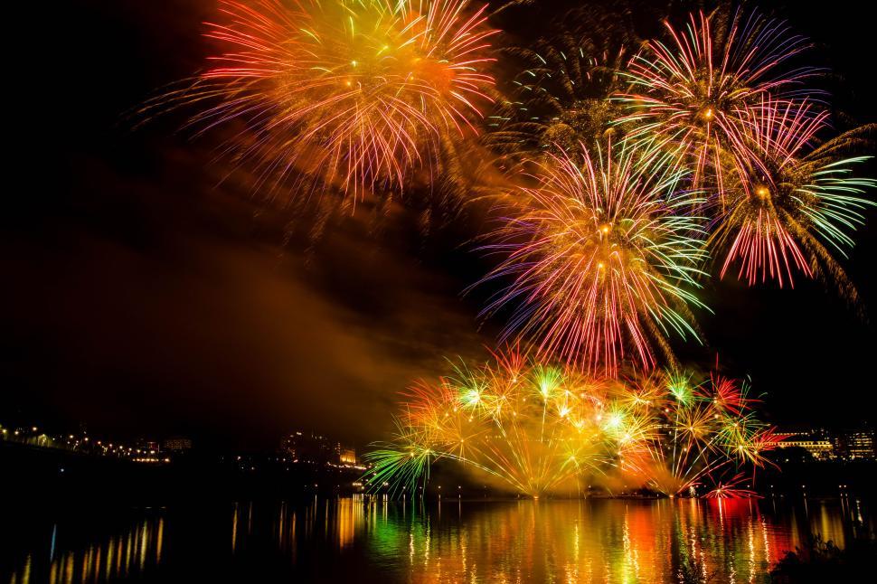 Free Image of Vibrant fireworks display illuminating the night sky 