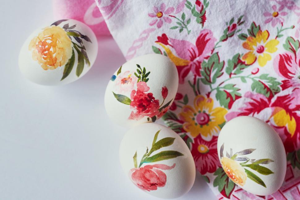 Free Image of Hand-decorated easter eggs with floral patterns and colors. 