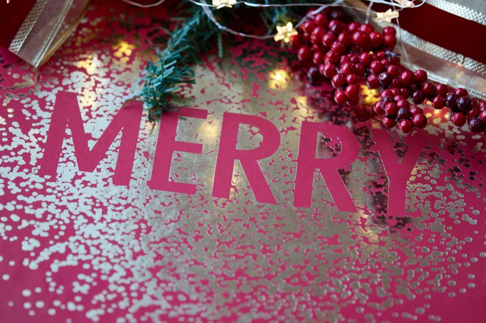Free Image of Festive Merry sign with berries and lights decor 