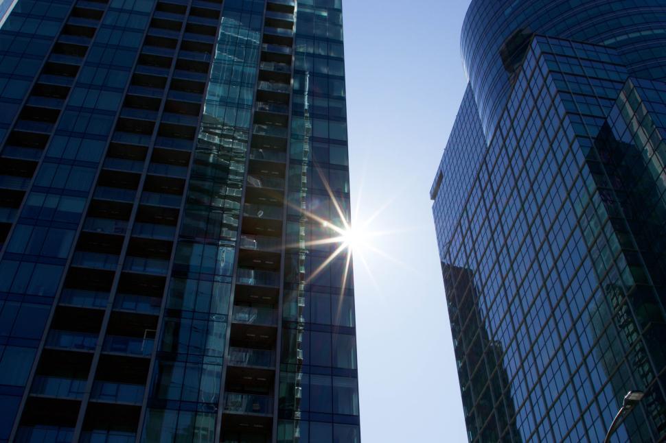 Free Image of Modern skyscrapers with sunburst in between, daytime view 