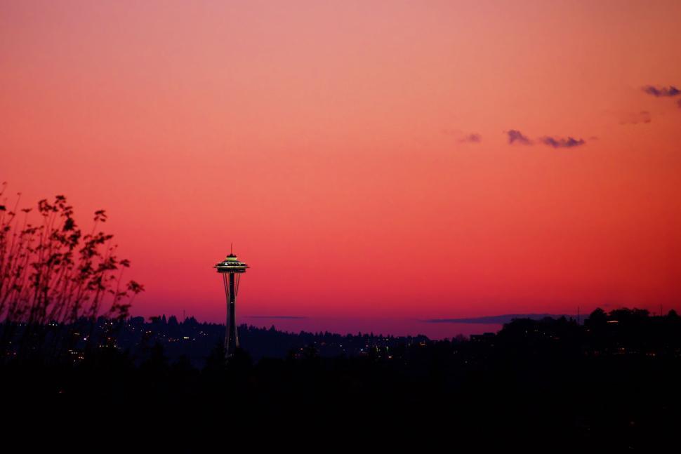 Free Image of Seattle Space Needle at sunset with pink-orange sky 
