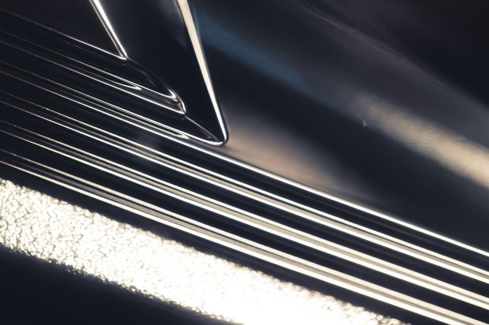 Free Image of Abstract lines and shapes with glossy black and white tones. 