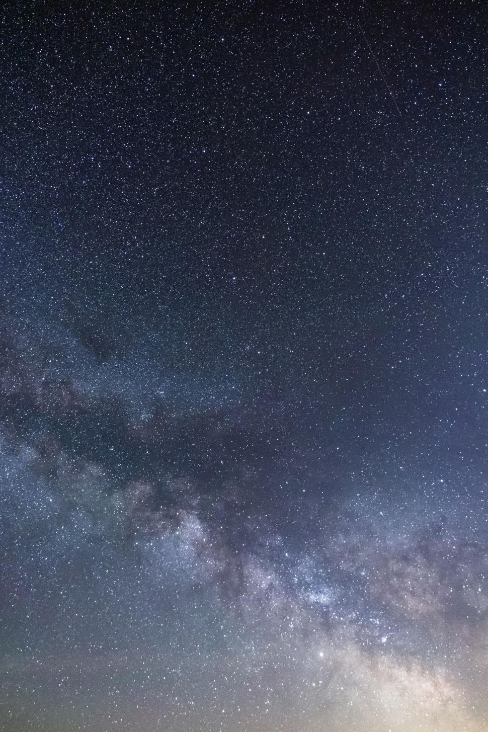 Free Image of Star-filled sky depicting an expansive Milky Way 