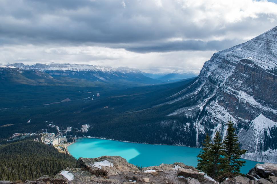 Free Image of A breathtaking view of a turquoise blue lake and mountains 