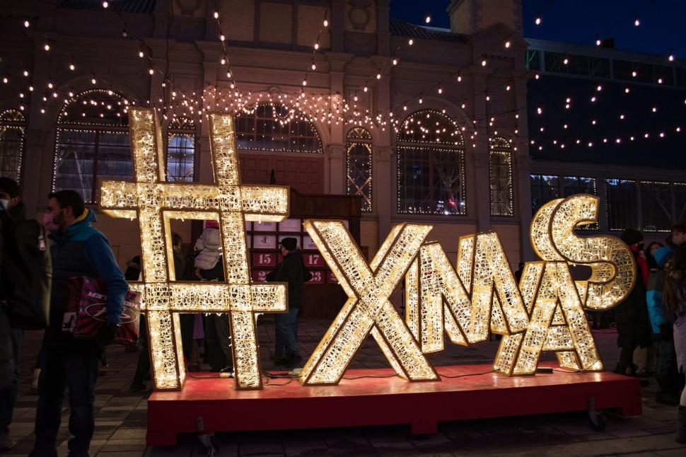 Free Image of Festive illuminated hashtag and Xmas sign at night. 