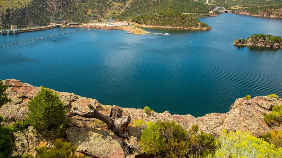 Free Image of Vibrant turquoise lake surrounded by rugged mountains. 