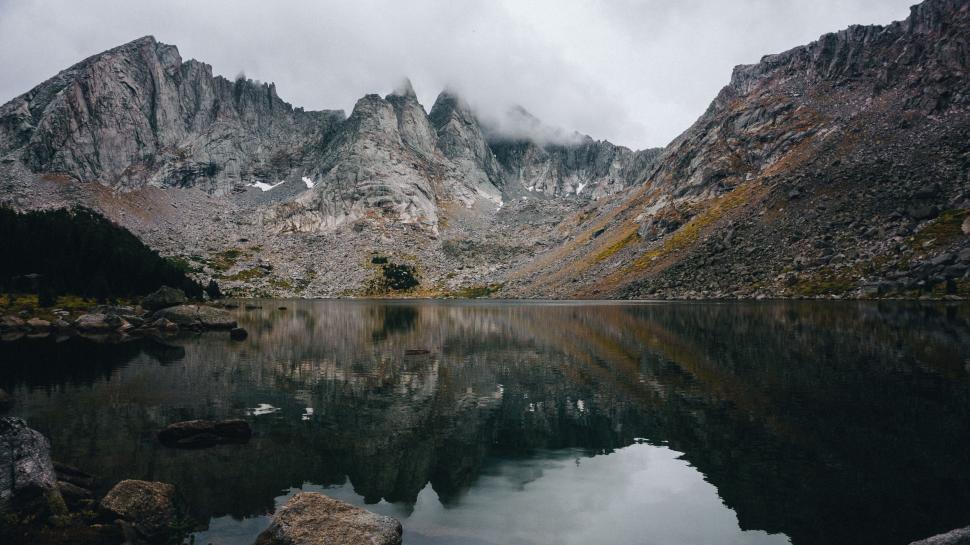 Free Image of Serene mountain lake reflection with rocky peaks 