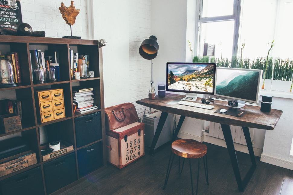 Free Image of Modern home office setup with greenery and decor 