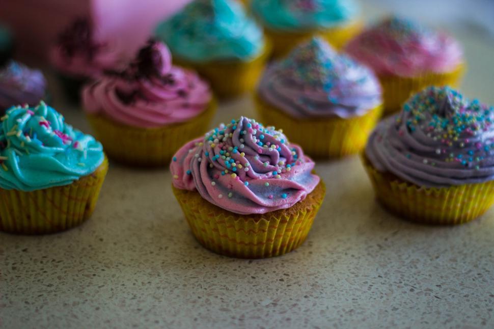 Free Image of Colorful cupcakes with sprinkles and frosting 