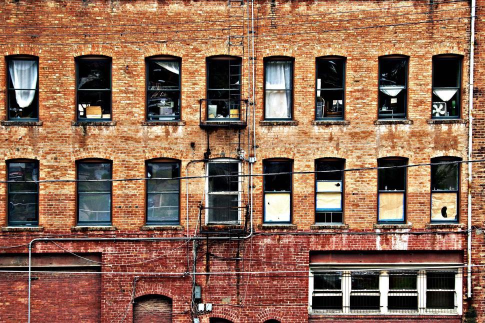 Free Image of Back of brick apartments 