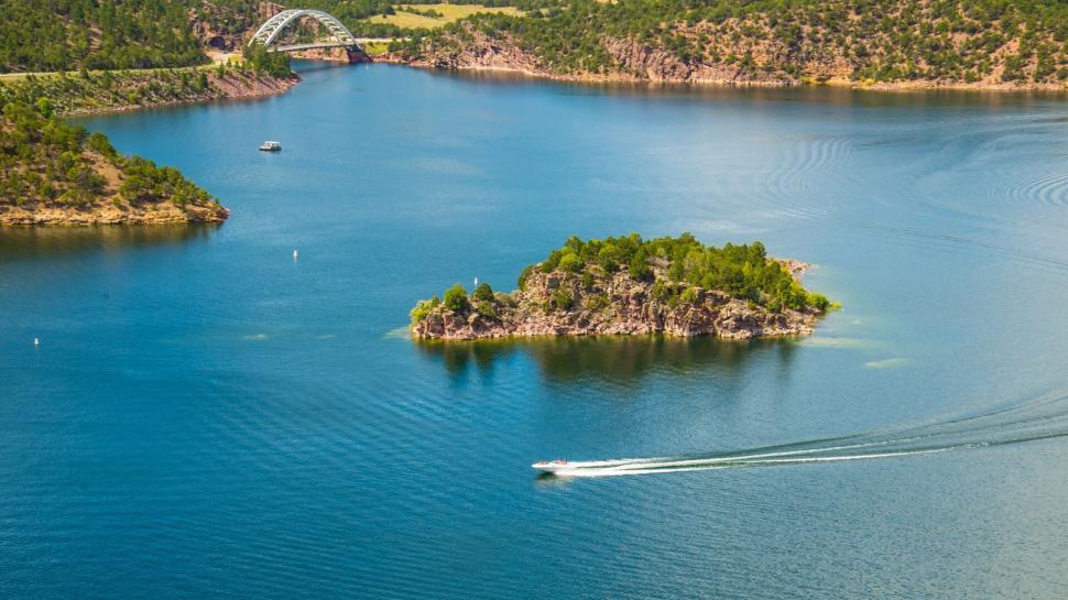 Free Image of Stunning island landscape with a serene lake view. 