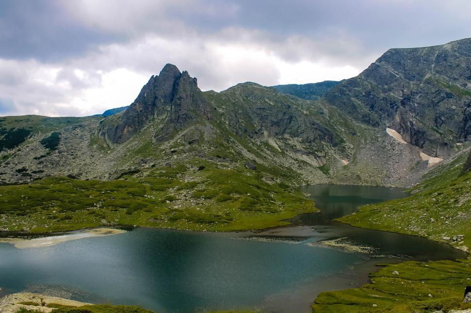 Free Image of Scenic view of a mountain lake surrounded by peaks 