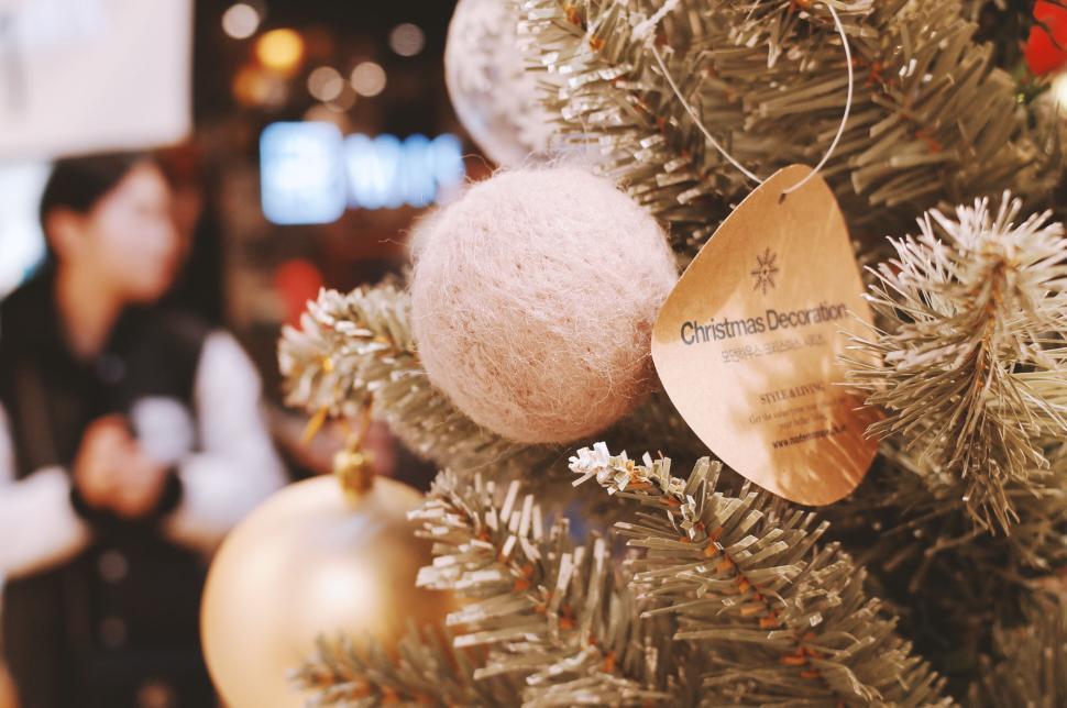 Free Image of Christmas tree with ornaments and a tag in focus 
