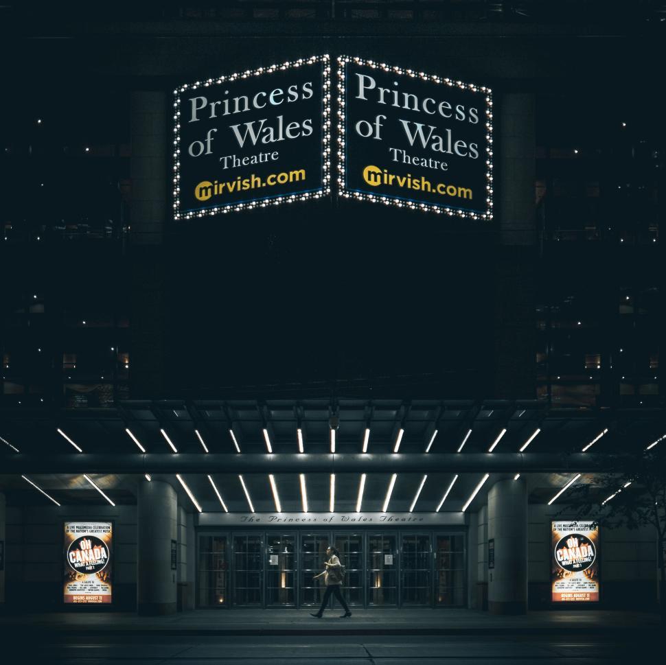 Free Image of Princess of Wales Theatre lit up at night in Toronto. 