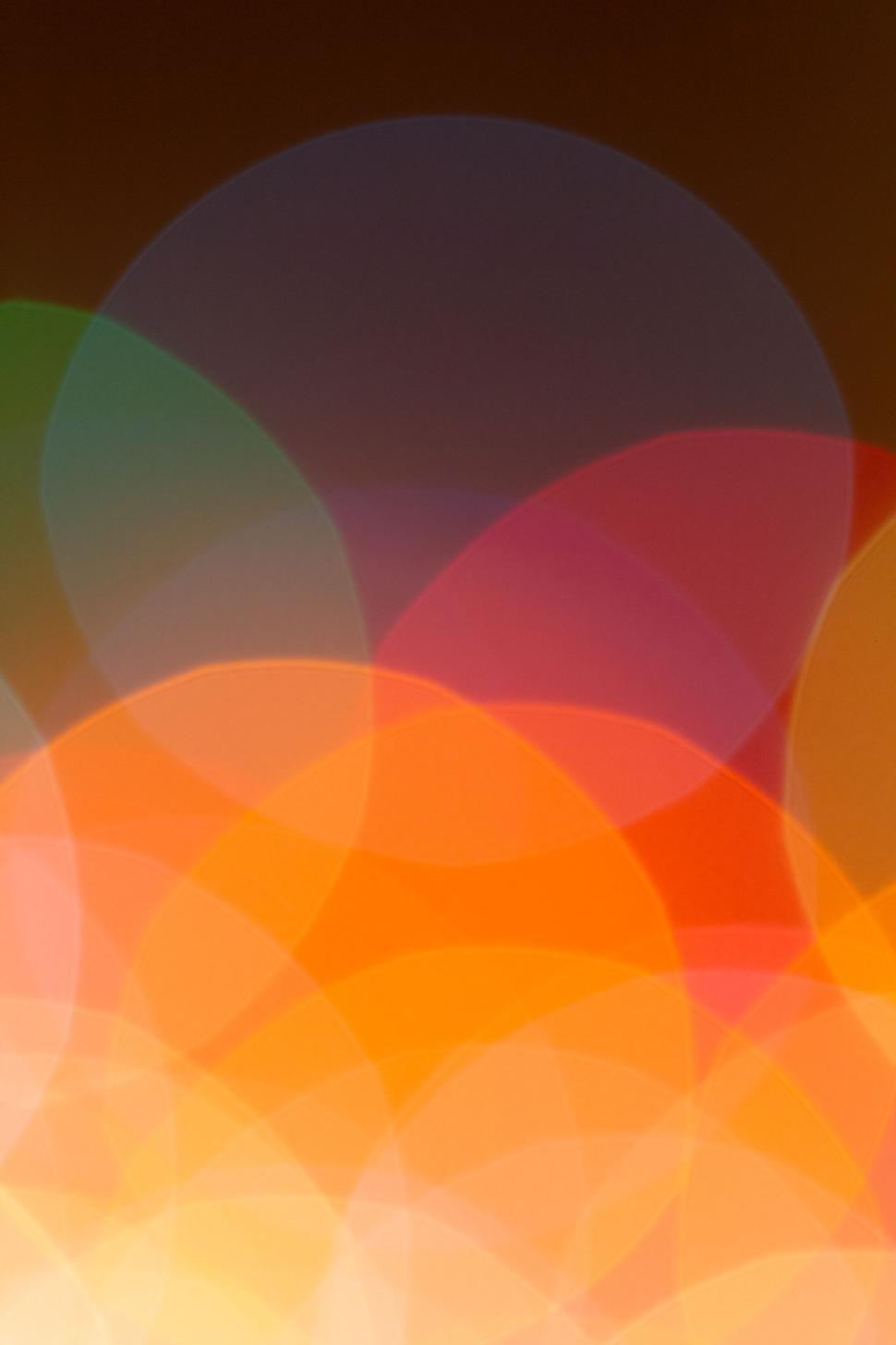 Free Image of Blurry bokeh effect with warm tones and overlapping circles 