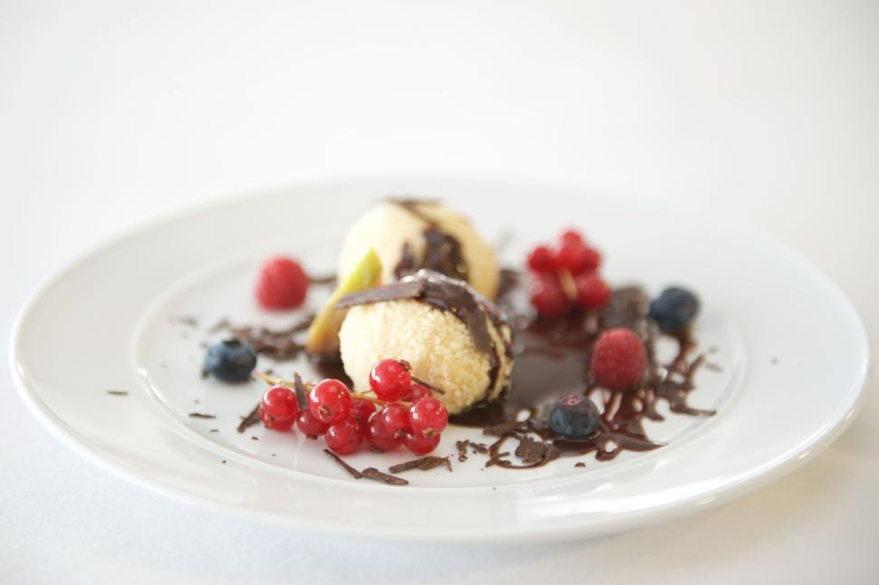 Free Image of Elegant dessert with berries and chocolate drizzle 