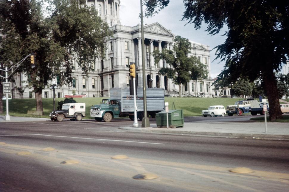 Free Image of Busy street near a historic government building. 