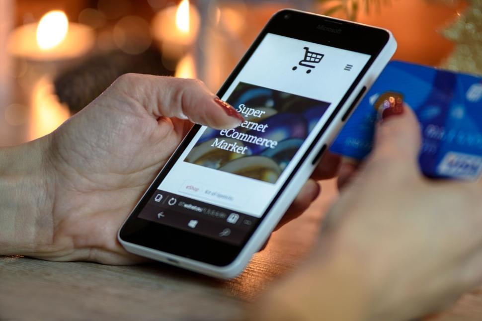 Free Image of Online shopping with smartphone and credit card 
