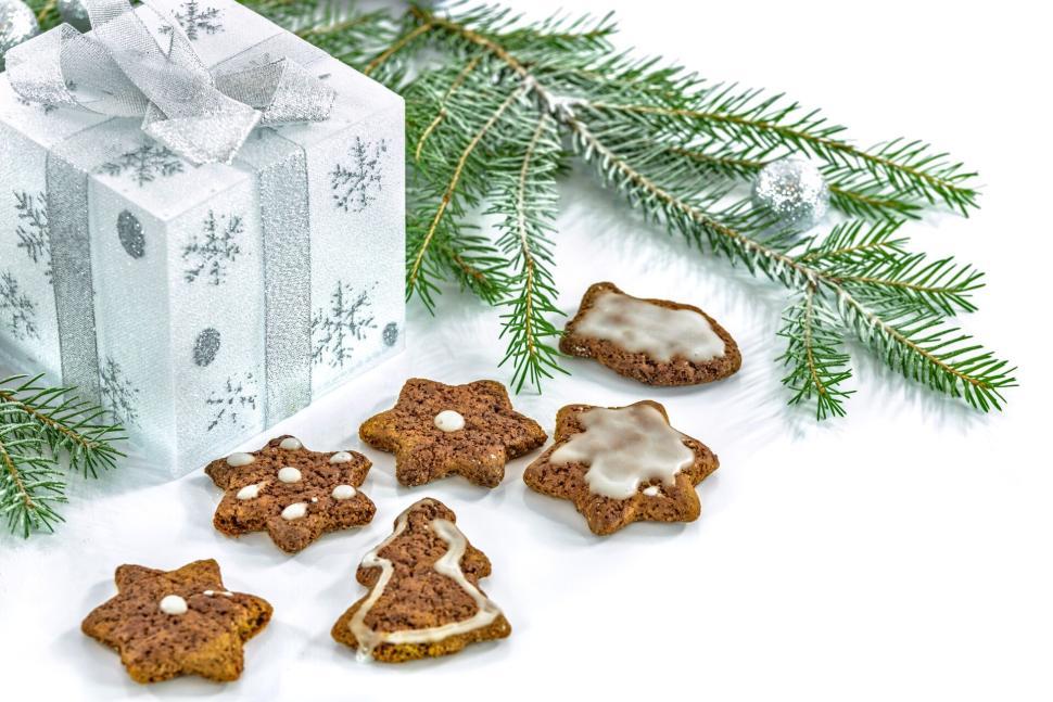 Free Image of Christmas gift and decorated cookies on white background 