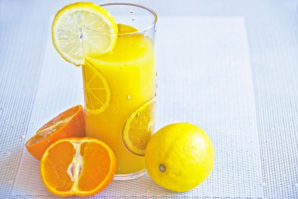 Free Image of Refreshing orange and lemon juice with fresh citrus fruits 