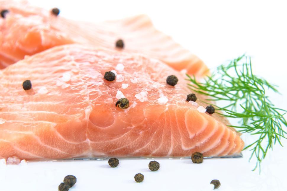 Free Image of Raw salmon fillets with dill, salt, and peppercorns 