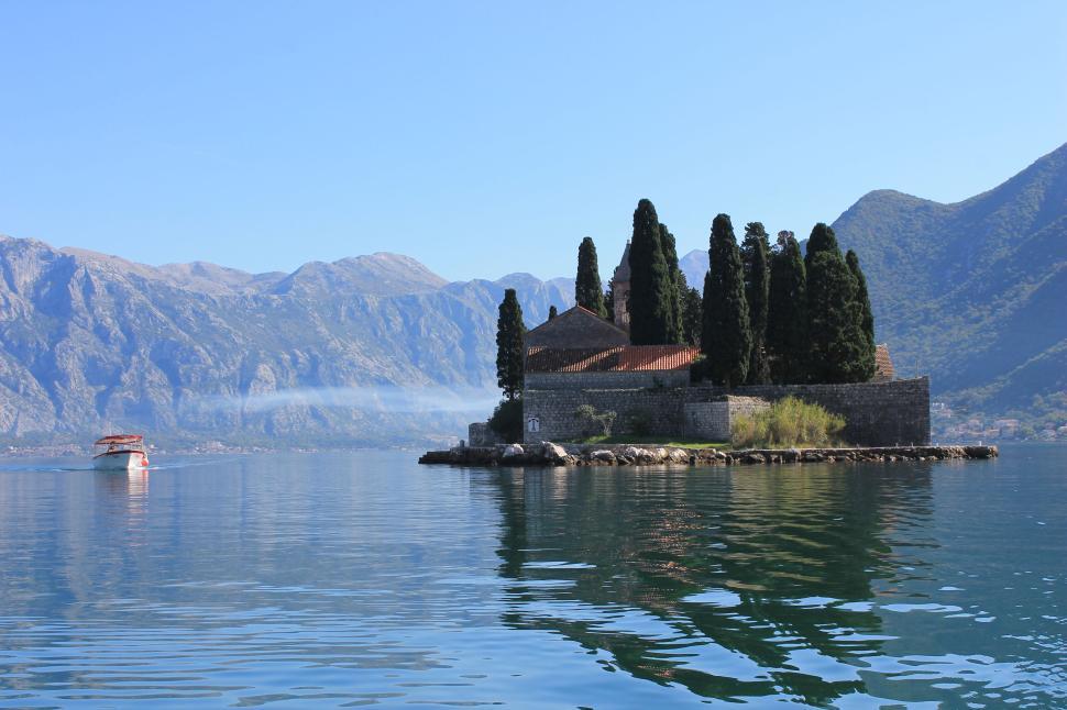 Free Image of Island with trees and building in mountainous scenery 