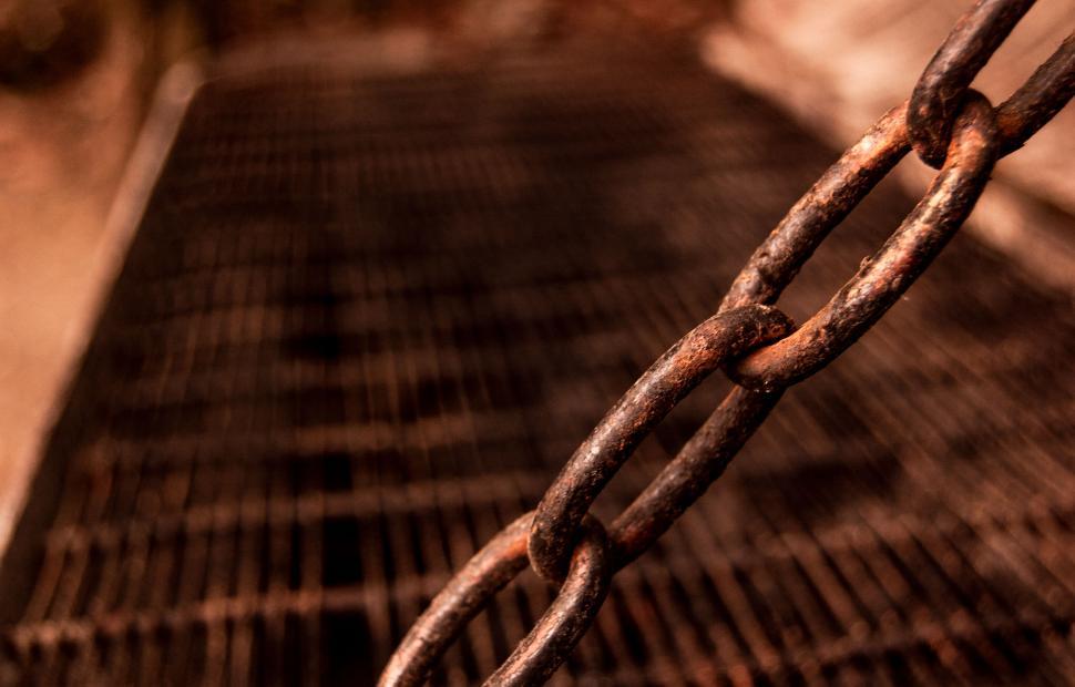 Free Image of Rusty chain in close-up against blurred background 