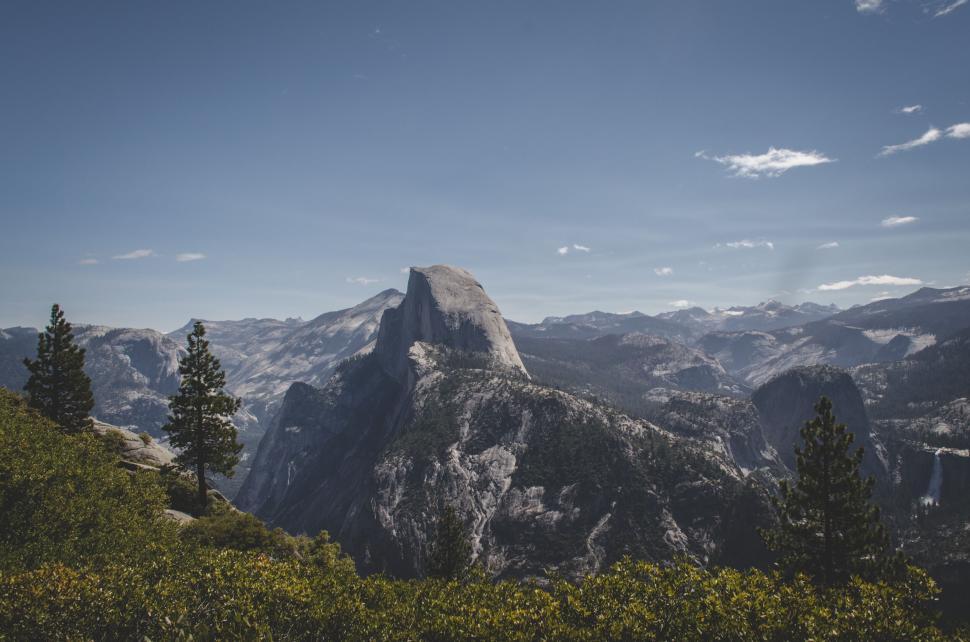 Free Image of Yosemite mountains view with beautiful clear blue sky 