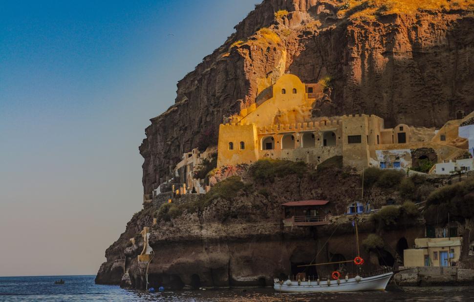Free Image of Picturesque cliffside village with traditional houses 