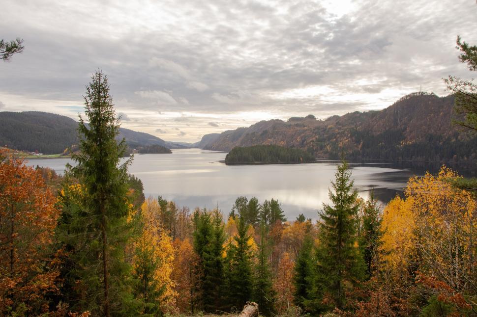 Free Image of Scenic lake view with autumn colors and cloudy sky 