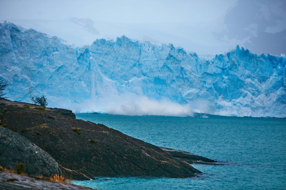 Free Image of Majestic glacier meeting the bright blue glacial lake 
