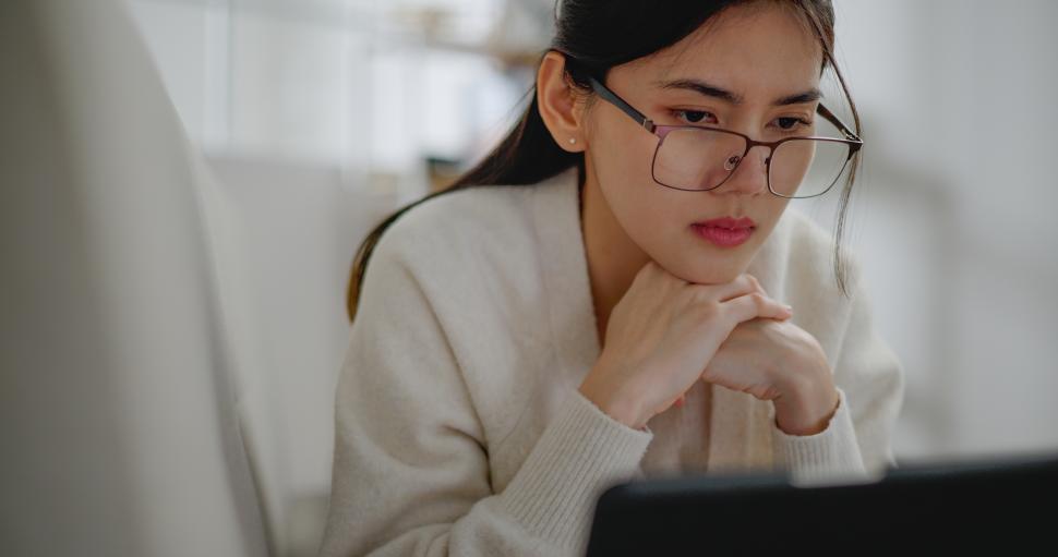 Free Image of Portrait of Asian young woman using laptop at home 