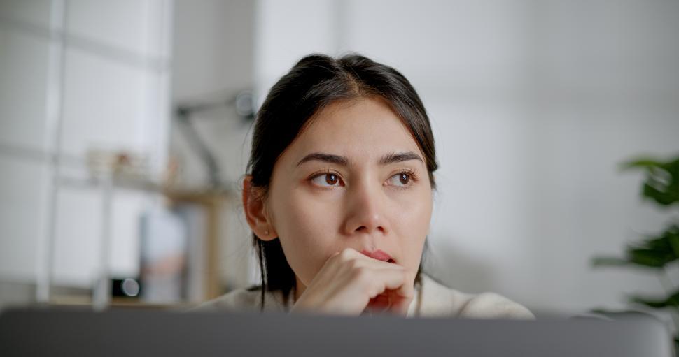 Free Image of Portrait of Asian young woman using laptop at home 